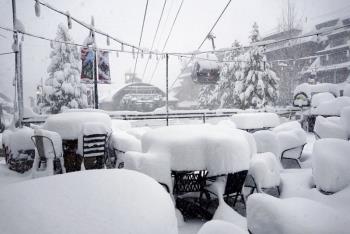 Snow too thick to plow keeps skiers from California resorts
